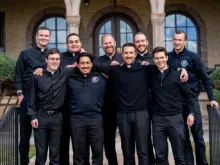 Padre Jason Wallace (centro superior) com seminaristas da arquidiocese de Denver, EUA.