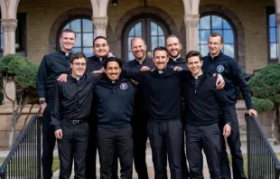 Padre Jason Wallace (centro superior) com seminaristas da arquidiocese de Denver, EUA.