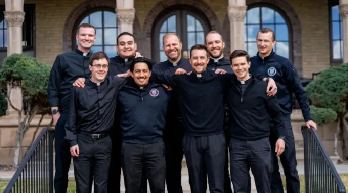Padre Jason Wallace com seminaristas da arquidiocese de Denver ?? 
