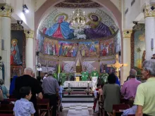 Fiéis participam da missa de domingo de manhã, celebrada pelo patriarca latino de Jerusalém, cardeal Pierbattista Pizzaballa, na igreja católica romana da Sagrada Família, na Cidade de Gaza, em 20 de julho de 2025.