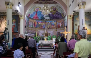 Fiéis participam da missa de domingo de manhã, celebrada pelo patriarca latino de Jerusalém, cardeal Pierbattista Pizzaballa, na igreja católica romana da Sagrada Família, na Cidade de Gaza, em 20 de julho de 2025.