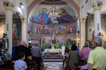 Fiéis participam de missa na igreja católica romana da Sagrada Família, na Cidade de Gaza, em 20 de julho de 2025