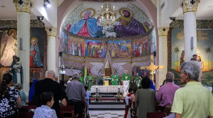 Fiéis participam de missa na igreja católica romana da Sagrada Família, na Cidade de Gaza, em 20 de julho de 2025 ?? 