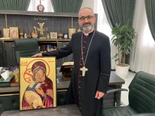 O arcebispo Benedictus Hanno recebe o ícone de Nossa Senhora dos Cristãos Perseguidos em Qaraqosh, Iraque, em 6 de agosto de 2025, das mãos do padre Benedict Kiely, do Nasarean.org.