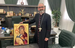 O arcebispo Benedictus Hanno recebe o ícone de Nossa Senhora dos Cristãos Perseguidos em Qaraqosh, Iraque, em 6 de agosto de 2025, das mãos do padre Benedict Kiely, do Nasarean.org.