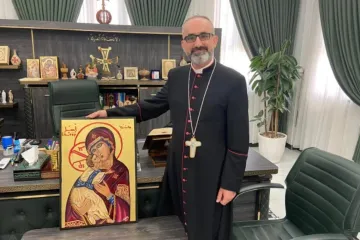 Benedictus Hanno recebe o ícone de Nossa Senhora dos Cristãos Perseguidos em Qaraqosh, Iraque, em 6 de agosto de 2025