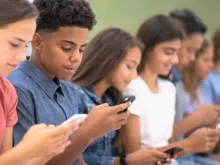 Jovens usando celulares. Imagem referencial.