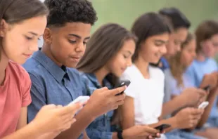 Jovens usando celulares. Imagem referencial.