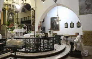 O papa Leão XIV reza ontem (19) no santuário mariano de Mentorella, Itália.