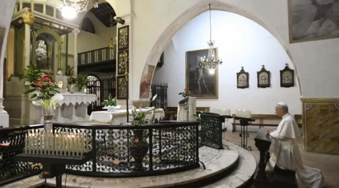 Leão XIV reza no santuário mariano de Mentorella, Itália, em 20 de agosto de 2025 ?? 