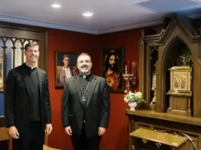 Padre Charles Gallagher, pároco da igreja católica Imaculada Conceição em Washington, D.C., com o bispo Auxiliar Juan R. Esposito-Garcia na bênção da capela Frassati em 9 de agosto de 2025.