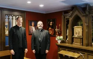 Padre Charles Gallagher, pároco da igreja católica Imaculada Conceição em Washington, D.C., com o bispo Auxiliar Juan R. Esposito-Garcia na bênção da capela Frassati em 9 de agosto de 2025.