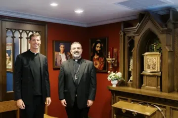 Padre Charles Gallagher e Juan R. Esposito-Garcia na bênção da capela Frassati em 9 de agosto de 2025