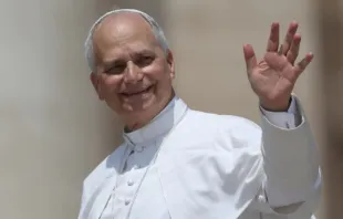 O papa Leão XIV saúda os fiéis depois de celebrar missa na Basílica de São Pedro, no Vaticano, em 15 de junho de 2025.