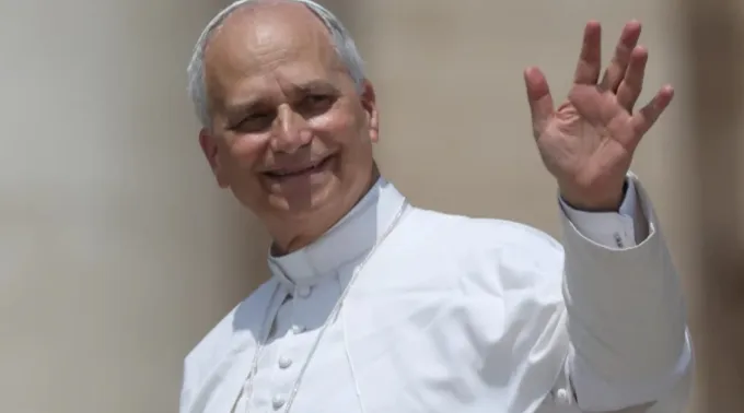 Leão XIV saúda os fiéis depois de celebrar missa na Basílica de São Pedro em 15 de junho de 2025 ?? 