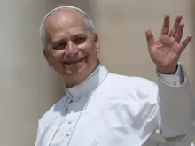 O papa Leão XIV saúda os fiéis depois de celebrar missa na Basílica de São Pedro, no Vaticano, em 15 de junho de 2025.
