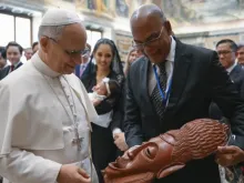 O papa Leão XIV observa um presente de um participante da reunião da Rede Internacional de Legisladores Católicos, no Vaticano, no último sábado (23).