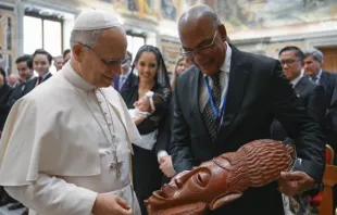 O papa Leão XIV observa um presente de um participante da reunião da Rede Internacional de Legisladores Católicos, no Vaticano, no último sábado (23).