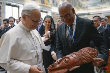 Leão XIV observa um presente de um participante da reunião da Rede Internacional de Legisladores Católicos, no Vaticano, em 25 de agosto de 2025