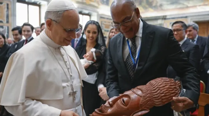 Leão XIV observa um presente de um participante da reunião da Rede Internacional de Legisladores Católicos, no Vaticano, em 25 de agosto de 2025 ?? 