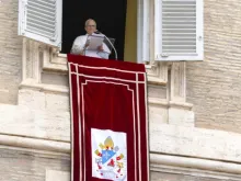O papa Leão XIV profere ontem (24) seu discurso dominical do Ângelus no Palácio Apostólico, com vista para a praça de São Pedro.