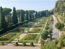 Borgo Laudato si' nos jardins de Castel Gandolfo, Itália.