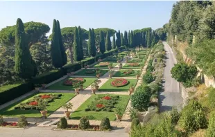 Borgo Laudato si' nos jardins de Castel Gandolfo, Itália.