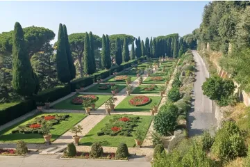Borgo Laudato si' nos jardins de Castel Gandolfo