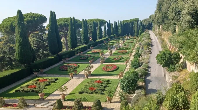 Borgo Laudato si' nos jardins de Castel Gandolfo ?? 
