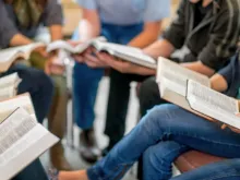 Grupo de pessoas estudando a Bíblia. Imagem referencial.