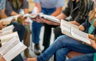 Grupo de pessoas estudando a Bíblia. Imagem referencial.