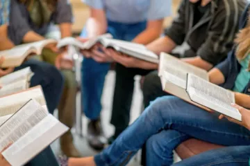 Grupo de pessoas estudando a Bíblia