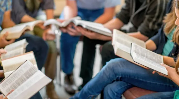 Grupo de pessoas estudando a Bíblia ?? 
