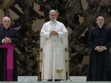 O papa Leão XIV na oração do Pai Nosso na audiência geral de hoje (27) no Vaticano.