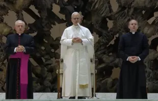 O papa Leão XIV na oração do Pai Nosso na audiência geral de hoje (27) no Vaticano.