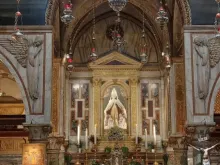 A imagem de Nossa Senhora, esculpida em 1430 por Nicolò da Venezia, no santuário da basílica de Santa Maria do Monte Berico.