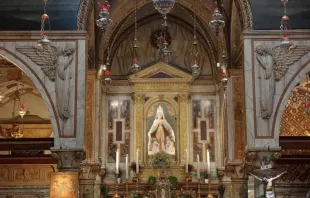 A imagem de Nossa Senhora, esculpida em 1430 por Nicolò da Venezia, no santuário da basílica de Santa Maria do Monte Berico.