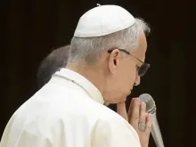 O papa Leão XIV reza em audiência geral na Aula Paulo VI, no Vaticano, em 13 de agosto de 2025.