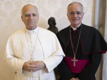 O papa Leão XIV e o bispo auxiliar de Manágua, Nicarágua, Silvio Báez, no Vaticano.