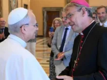 O bispo de Créteil, França, Dominique Blanchet, cumprimenta hoje (28) o papa Leão XIV no Vaticano.