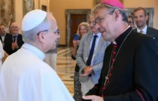 O bispo de Créteil, França, Dominique Blanchet, cumprimenta hoje (28) o papa Leão XIV no Vaticano.