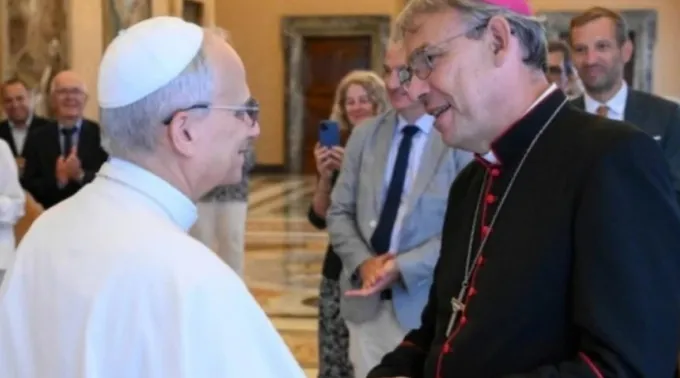 Dominique Blanchet cumprimenta Leão XIV no Vaticano em 28 de agosto de 2025 ?? 