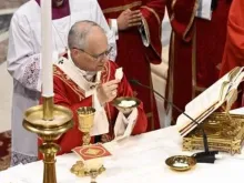 O papa Leão XIV celebra a missa em 29 de junho de 2025, na solenidade dos santos Pedro e Paulo.