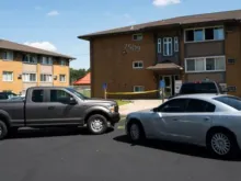 Veículos policiais estacionados em frente à residência do autor de um tiroteio em massa na Escola Católica da Anunciação em Richfield, Minnesota, EUA, na última quarta-feira (27)