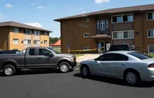 Veículos policiais estacionados em frente à residência do autor de um tiroteio em massa na Escola Católica da Anunciação em Richfield, Minnesota, EUA, na última quarta-feira (27)