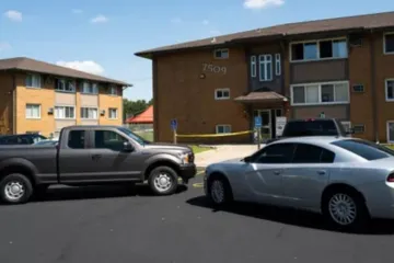 Veículos policiais estacionados em frente à residência do autor de um tiroteio em massa na Escola Católica da Anunciação