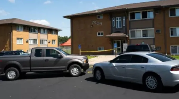 Veículos policiais estacionados em frente à residência do autor de um tiroteio em massa na Escola Católica da Anunciação ?? 