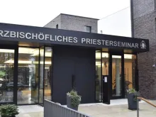 Entrada principal do seminário sacerdotal em Paderborn, Alemanha.
