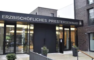 Entrada principal do seminário sacerdotal em Paderborn, Alemanha.