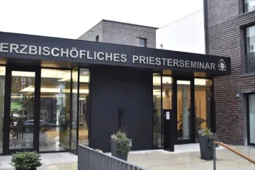 Entrada principal do seminário sacerdotal em Paderborn, Alemanha